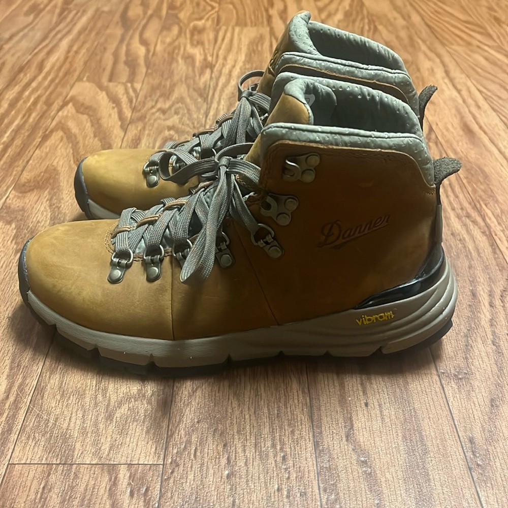 Danner Mountain 600 4.5" Waterproof Hiking Boots Womes Size 6 Brown